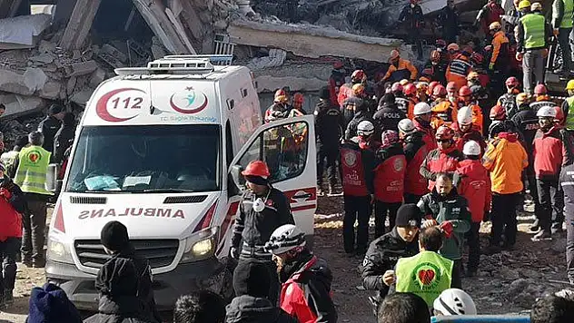 Depremde 35 kişi hayatını kaybetti, enkazdan 45 kişi kurtarıldı