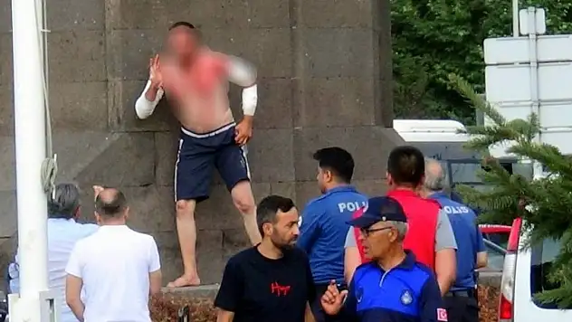 Saat Kulesi önünde kendini kesti