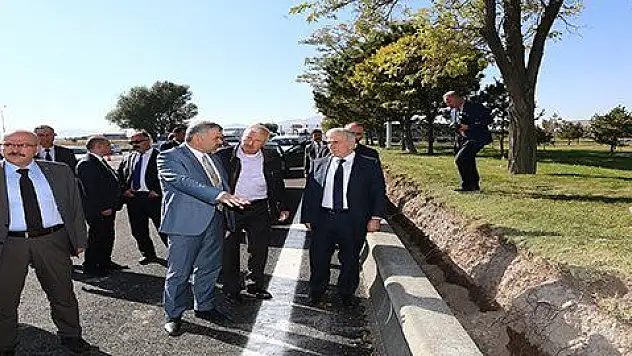 Vali Kamçı ve Başkan Çelik, Büyükşehir Belediyesi'nin şehrin batı girişinde yaptığı yolu inceledi