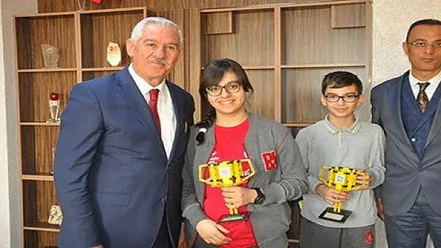 İl Milli Eğitim Müdürü Osman Elmalı Başarılı Öğrencileri Makamında Kabul Etti