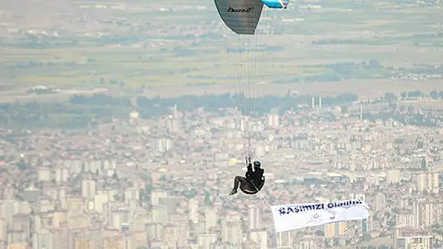 Paraşütlerle  aşı farkındalığı oluşturuldu