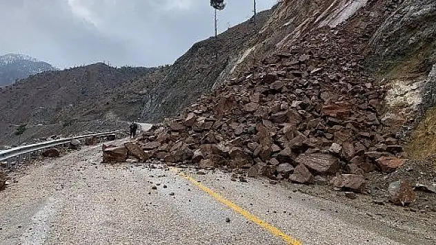 O ilçede heyelan yolu ulaşıma kapattı