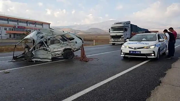 Tırın çarptığı otomobil 2'ye bölündü: 1 ölü