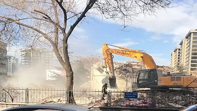 Yıkım esnasında çıkan tozdan esnaf şikayetçi oldu