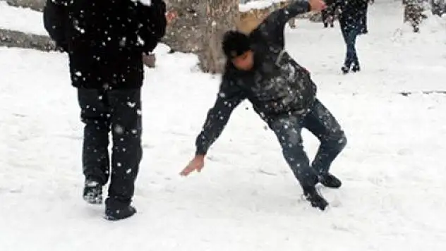 Buzlu yolda yürürken dikkat