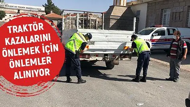 Jandarma traktör kazalarını önlemek için reflektör dağıttı
