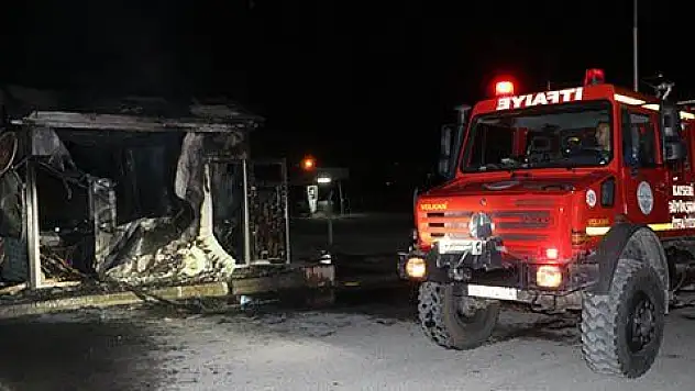 İşten çıkarılan operatör, iş makinesi ve kulübeyi ateşe verdi