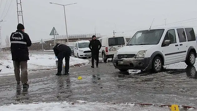 'Dur' ihtarına uymayan şüpheliler otomobilin lastiklerine ateş edilerek yakalandı
