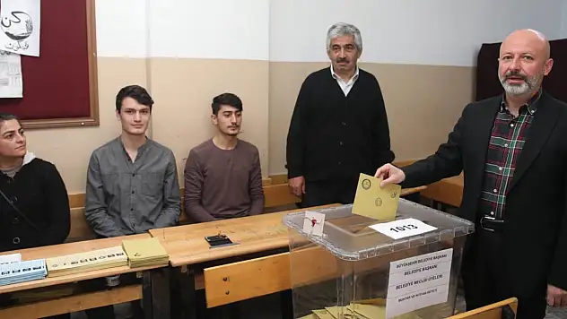 Çolakbayrakdar eşi ile birlikte oyunu kullandı