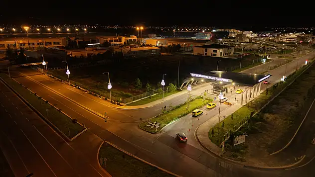 Kayseri Havalimanı'na giden yola yeni çehre!