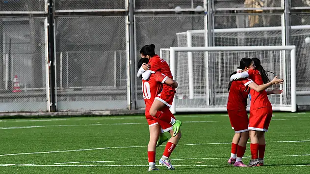 Kayseri Kadınlar Liginde Kılıçaslan Yıldızspor 3 puanı 3 golle aldı!