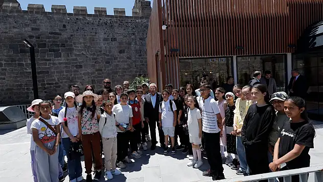 Kayseri Kalesi'nde çocuklarla buluşan Büyükkılıç'tan tarih dersi