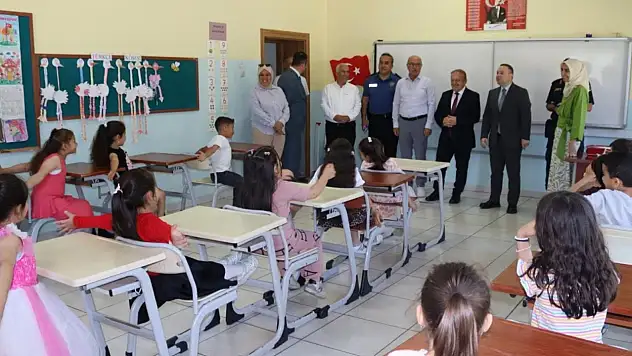 Kayseri kırsalında minik öğrencilerin karne heyecanı!