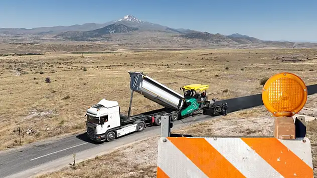 Kayseri kırsalındaki 2 kilometrelik yol çalışmasında son durum!