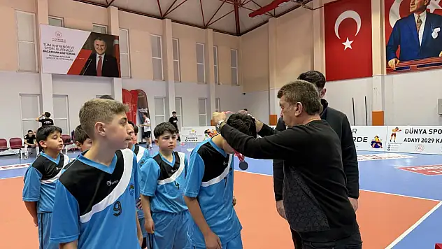 Kayseri Küçük Erkekler Voleybol Müsabakalarında kupa ve madalyalar sahiplerini buldu!