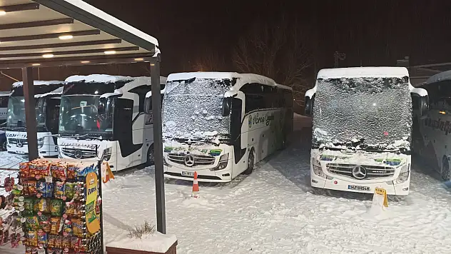 Kayseri - Malatya karayolu ulaşıma kapandı: Mahsur kalan 700 kişi okul yurtlarına yerleştirildi