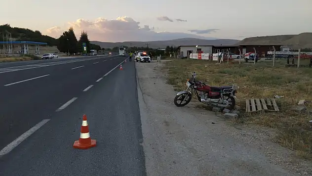 Kayseri-Malatya yolunda otomobil motosiklete çarptı!