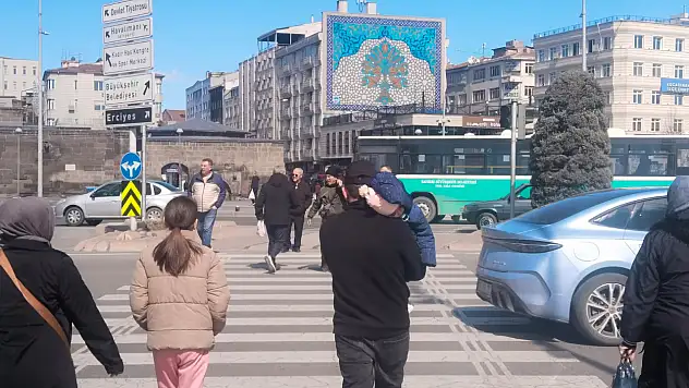 Kayseri meydanında sinyalizasyon sıkıntısı: Araçlar mı geçecek, yayalar mı?