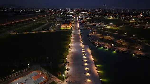 Kayseri Millet Bahçesi'nde yapılan ışıklandırma iskele yoluna renk kattı