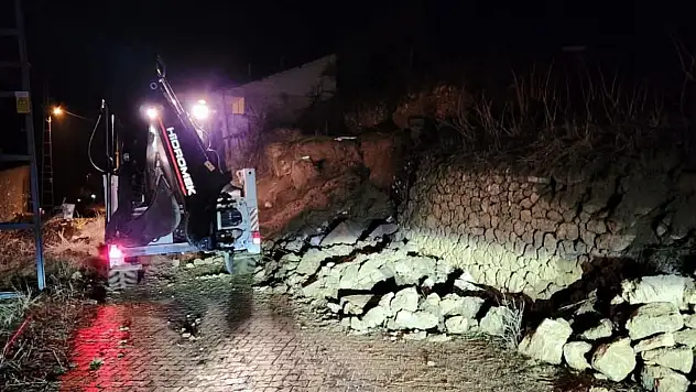 Kayseri'nin ilçesinde gece saatlerinde heyelan meydana geldi!