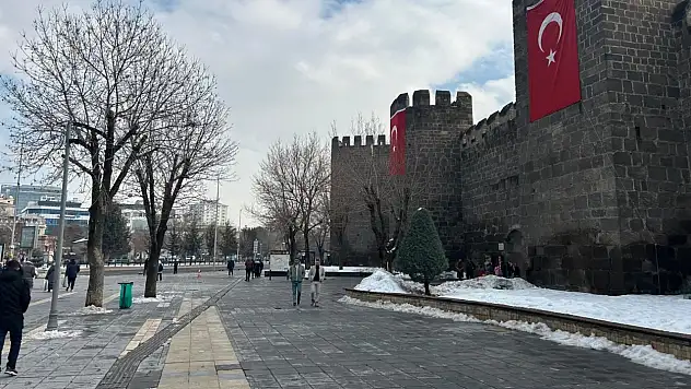 Kayseri'nin kalbinde direniş: Cumhuriyet Meydanı'nda tek başına zamana meydan okuyor!