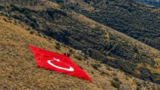 Kayseri'nin o ilçesinde dev bayraklar açıldı! Nedeni ortaya çıktı