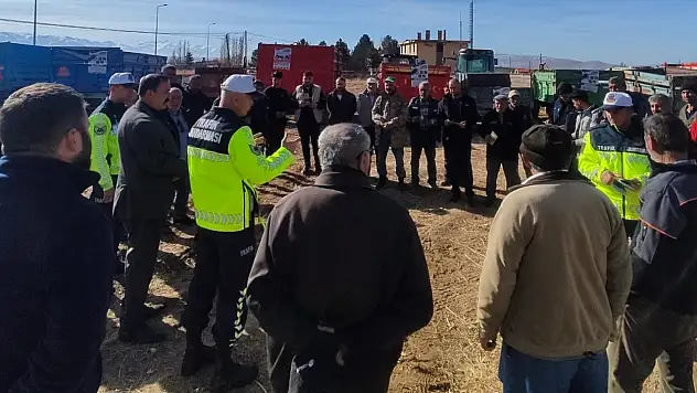 Kayseri'nin o ilçesinde traktörlere reflektör dağıtıldı!