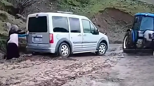 Kayseri'nin o ilçesinde yol çilesi: Çamura saplanan aracı vatandaşlar itti