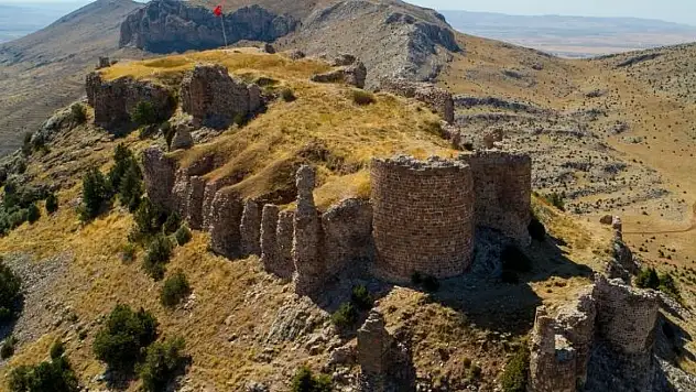 Kayseri'nin zirvesinde bir Bizans mirası: 13 kuleli tarihi kale!