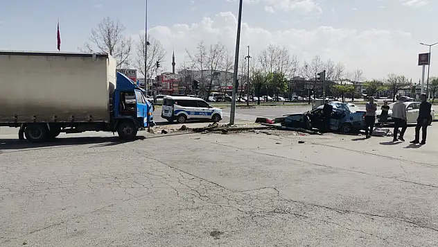 Kayseri Osman Kavuncu Bulvarı'nda feci kaza: Otomobil hurdaya döndü!