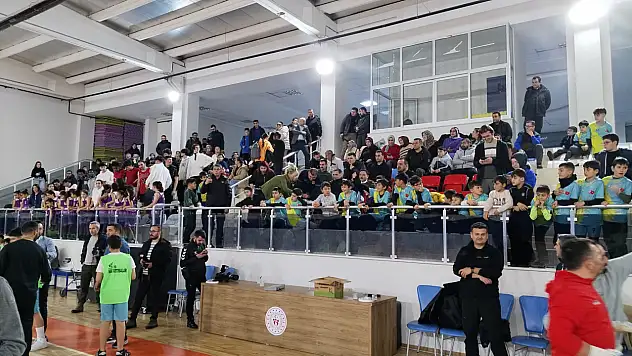 Kayseri protokolü Erva Spor Okulu öğrencileri ile karşılaştı: Vali Çiçek tribünde yer aldı