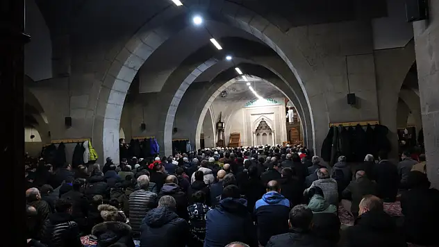Kayseri protokolü Hunat Camii'nde vatandaşlarla bayramlaştı - İşte bayram mesajları...