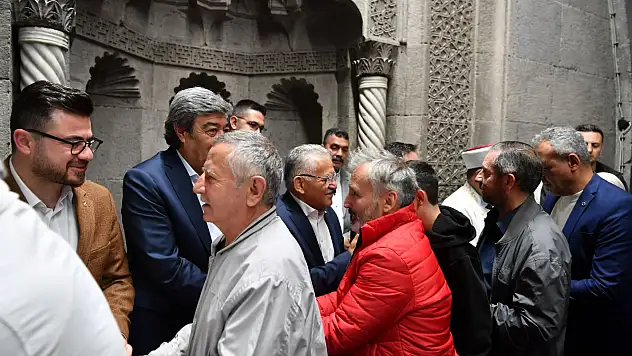Kayseri protokolü Hunat Camii'nde vatandaşlarla bayramlaştı!