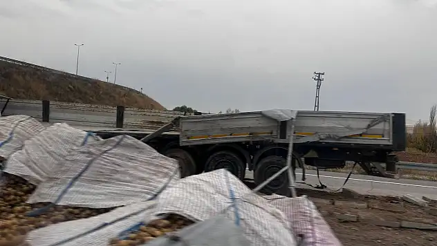 Kayseri Sivas yolunda patates yüklü tır devrildi!