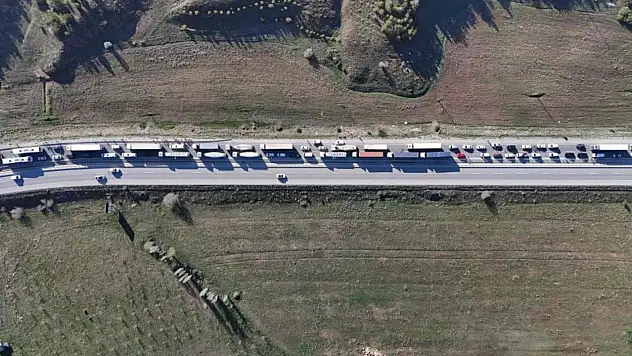 Kayseri-Sivas yolunda uzun araç kuyruğu havadan görüntülendi: Nedeni ortaya çıktı!