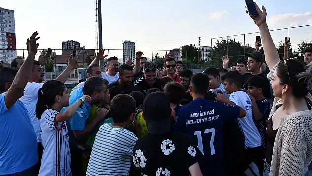 Kayseri U-11 Ligi'nde Spor A.Ş.'yi 1-0 yenen Melikgazi Belediyespor şampiyon!