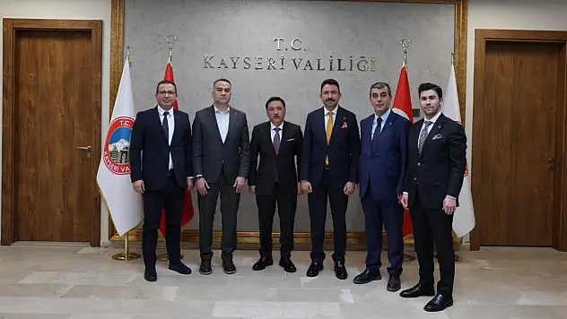 Kayseri Valiliği'nde dikkat çeken görüşme: Bir mahallenin talepleri Vali Gökmen Çiçek'e taşındı