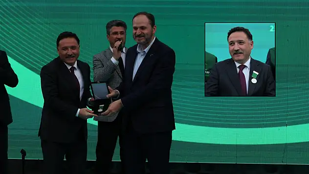 Kayseri Valisi Gökmen Çiçek'e büyük onur! 40 yıllık özel ödülün sahibi oldu