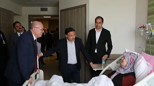 Kayseri Valisi Gökmen Çiçek'ten Şehir Hastanesi'nde bayram ziyareti