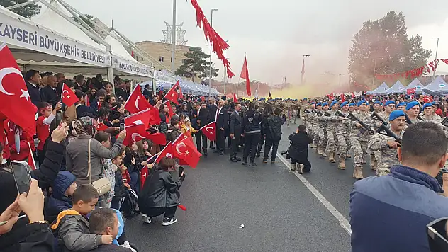 Kayseri Valisi'nin çağrısı karşılıksız kalmadı: Cumhuriyet Meydanı doldu taştı!