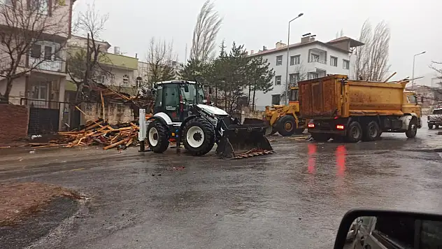 Kayseri Yahyalı'da çatılar uçtu, sokaklar göle döndü