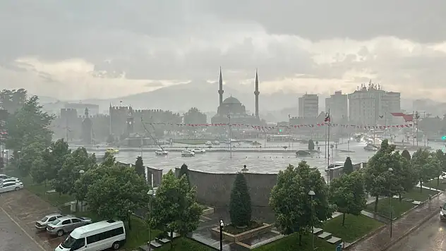 Kayseri'yi şiddetli yağış vurdu - Bazı bölgeler sel altında kaldı!