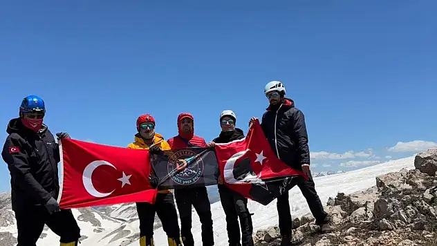 Kayserili dağcılar bayramı zirvelerde selamladı!