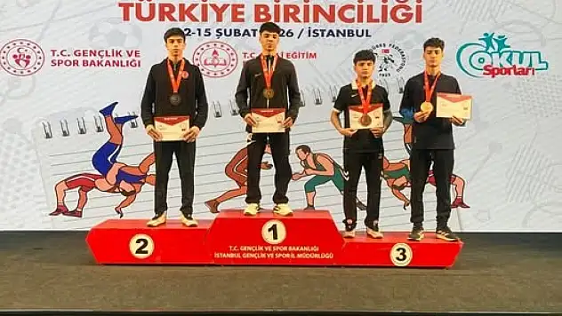 Kayserili güreşçiler İstanbul'dan madalyayla döndü