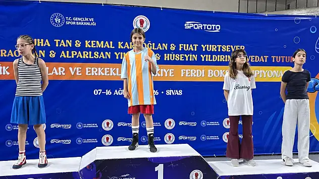 Kayserili minik boksör Türkiye'yi ringde dize getirdi! 781 sporcu arasından zirveye çıktı
