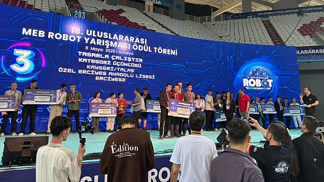 Kayserili öğrenciler robot yarışmasında üçüncü oldu!