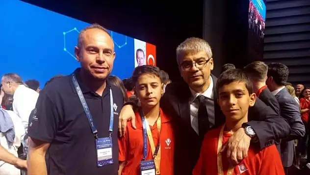 Kayserili öğrencilerden TÜBİTAK'ta büyük başarı: Türkiye üçüncüsü oldular