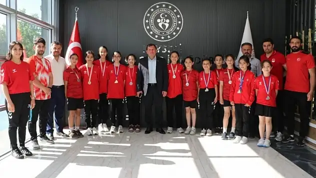 Kayserili şampiyon sporculardan İl Müdürü Kabakcı'ya ziyaret