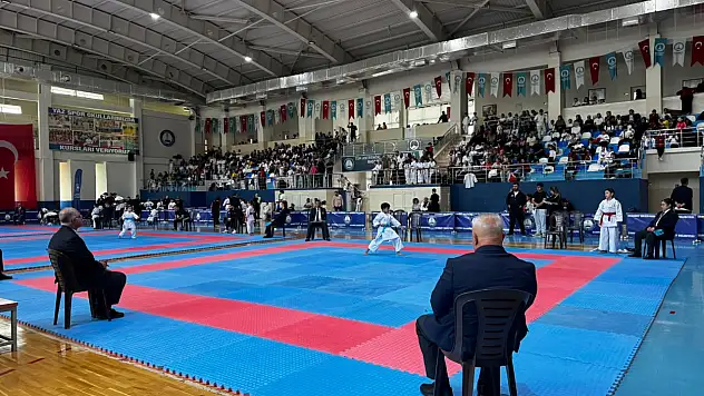Kayserili sporcular da oradaydı! 600 karateci madalya için yarıştı