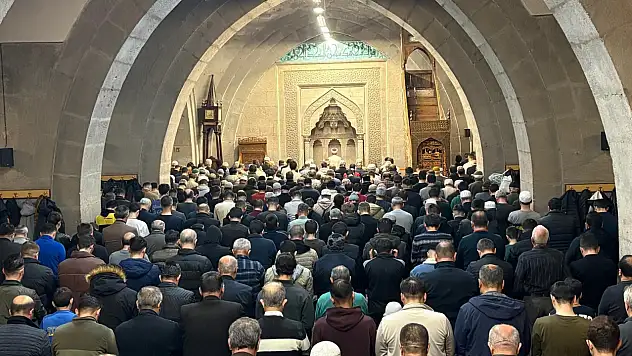 Kayserililer Berat Kandili'nde ellerini semaya açtı